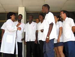 Graduaci&oacute;n de m&eacute;dicos de Hait&iacute; y Mal&iacute;.